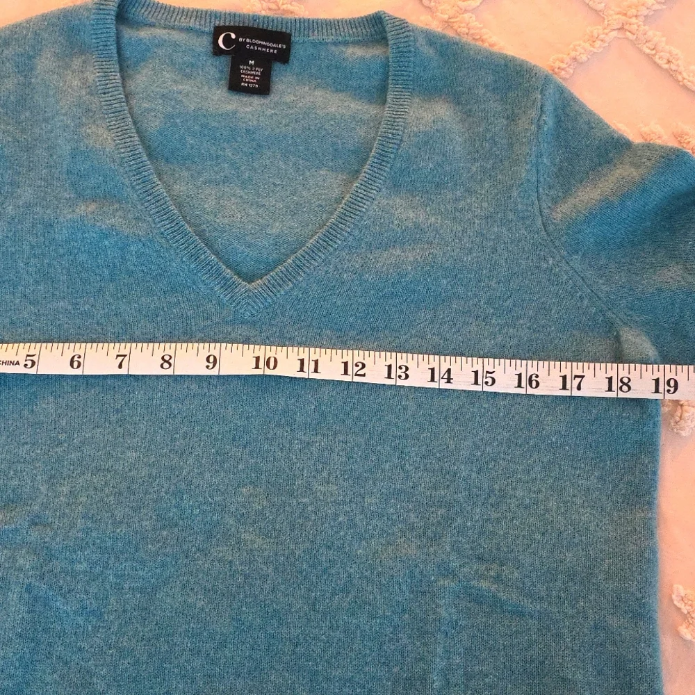 Bloomingdale's 100% marl teal colored cashmere women's v neck sweater sz med